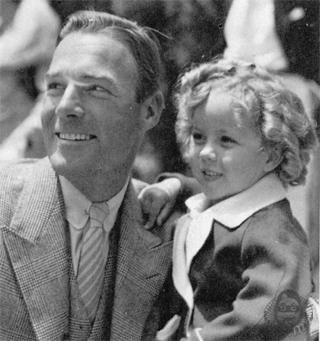 ClassicHWLingLy's tweet photo. Shirley Temple จากดาราเด็กผู้เป็นตำนานในยุคทองฮอลีวูด สู่การเป็นเอกอัครราชทูตสหรัฐ เธอเล่นหนังครั้งแรกตอนอายุ3ขวบ เซ็นสัญญากับค่ายFox และภายในเวลาสิบปี เธอมีผลงานการแสดงไม่น้อยกว่า45เรื่อง ประกบดาราใหญ่มากมาย หนังทำเงินมหาศาลส่วนใหญ่บทบาทของเธอจะเป็นนักแสดงนำเด็กก่อนวัยเข้าเรียน https://t.co/szkROhZwJs
