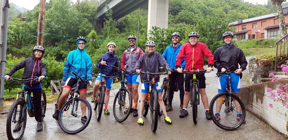 SekCatalunya's tweet photo. Mucha lluvia en la segunda etapa del #CaminodeSantiago y nuestros ciclistas embarrados hasta las orejas!! El recorrido les llevó desde Vega de Valcarce hasta Triacastela. Hoy ya están en marcha, con 45 kilómetros por delante! Ánimo, campeones!! @MtbSek @institucionsek 🚴‍♂️ https://t.co/ucT19G7xZR