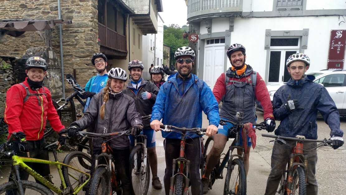 SekCatalunya's tweet photo. Mucha lluvia en la segunda etapa del #CaminodeSantiago y nuestros ciclistas embarrados hasta las orejas!! El recorrido les llevó desde Vega de Valcarce hasta Triacastela. Hoy ya están en marcha, con 45 kilómetros por delante! Ánimo, campeones!! @MtbSek @institucionsek 🚴‍♂️ https://t.co/ucT19G7xZR