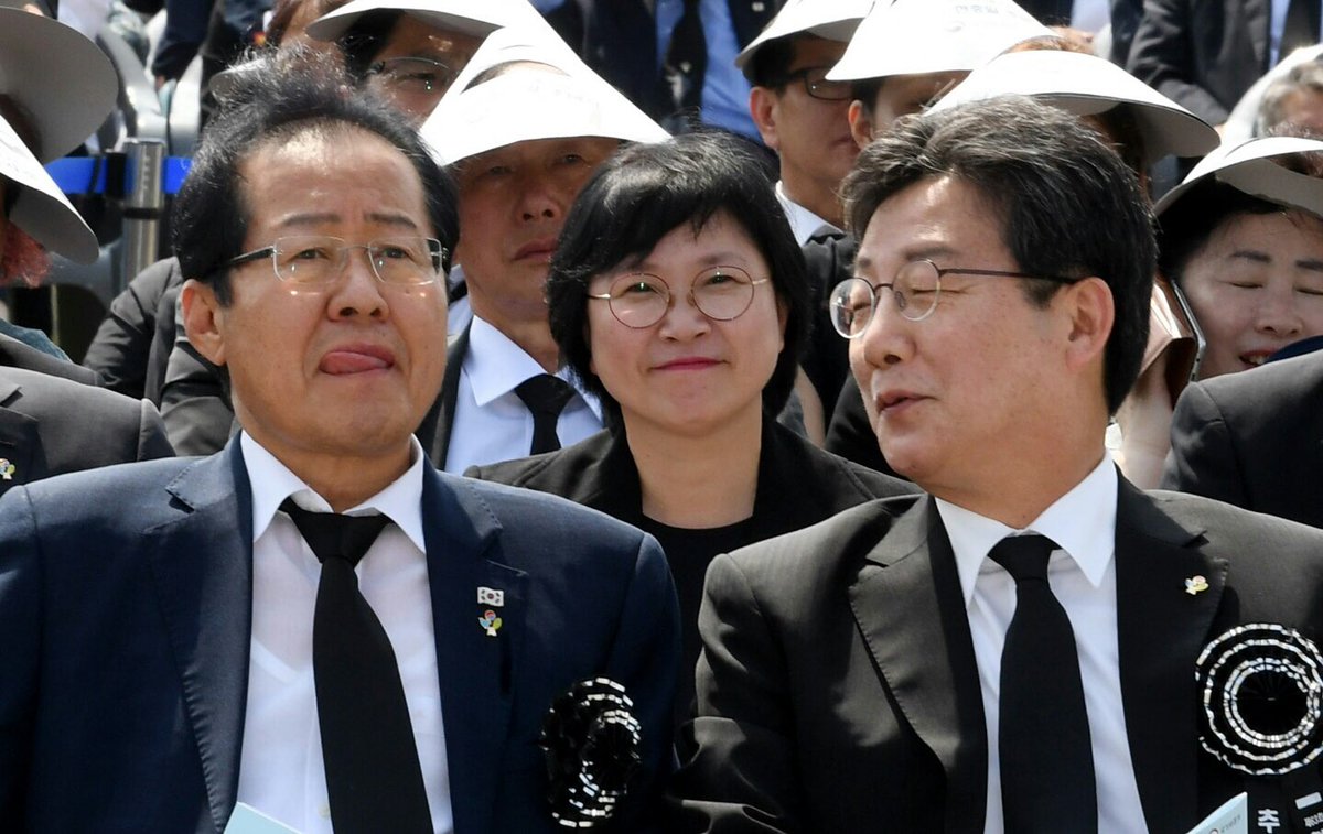 홍준표 대표 동작좀 보세요. 제 눈이 어디로 향하고 있을까요 ? 그리고 홍대표와 유승민 대표 사이의 김현 대변인의 미소는 ?