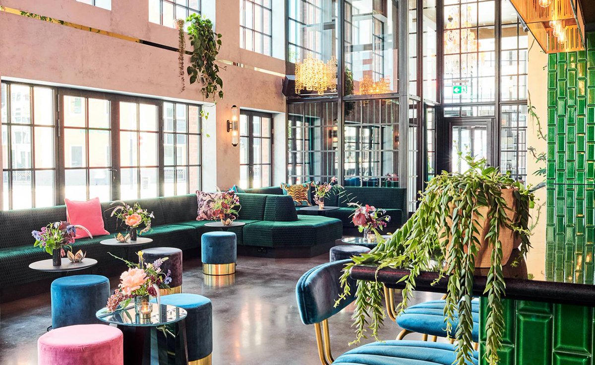 Emerald to be seen! #interiordesign by <a href="/elliehorwell/">Ellie Horwell</a> has created a punchy #colourful #Interior for <a href="/TheCurtainLDN/">THE CURTAIN</a> #greenroom with #mural by <a href="/xnz/">⧖ E N Z</a>
#East #London #Hospitality #bars #drinks #Beverage seen <a href="/wallpapermag/">Wallpaper*</a>