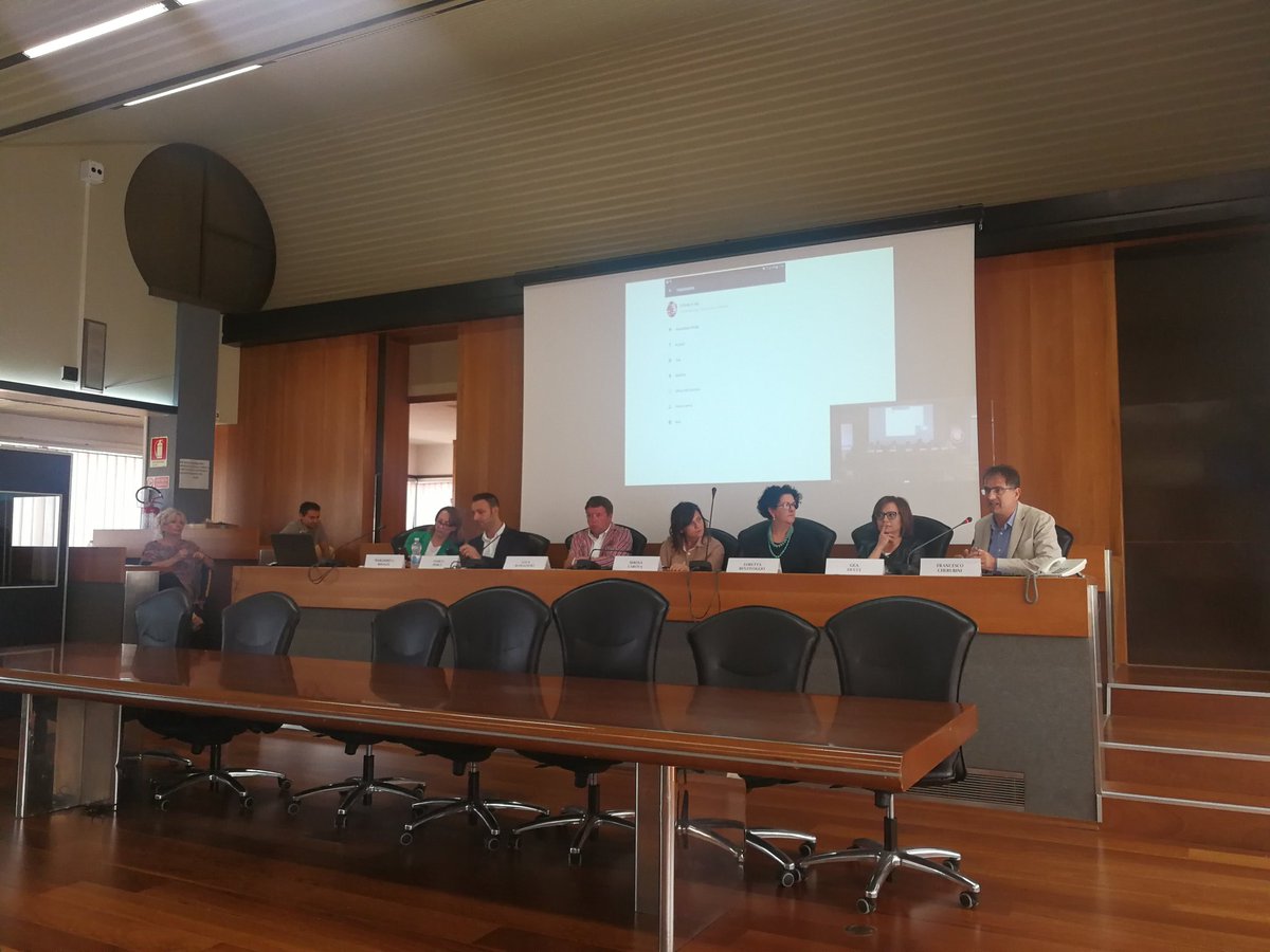 #pasocialday la prima tavola rotonda è dedicata ai servizi digitali messi a disposizione dei cittadini dalla pubblica amministrazione. WhatsApp è ormai un servizio di grande diffusione sul territorio. #PAsocial