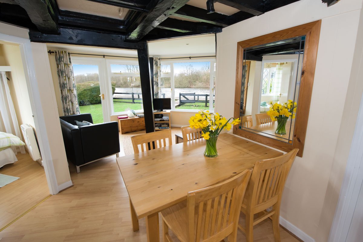 broadsescapes's tweet photo. Looking for a last minute escape this weekend? 🏘️🙋‍♂️🙋‍♀️
Starting from Saturday 9th June for 7 nights save up to 20% staying at The Windmill, situated in Horning this iconic windmill sleeps up to 4 guests and offers stunning views of the River Bure #cottageescape https://t.co/VXcH9MPkTB