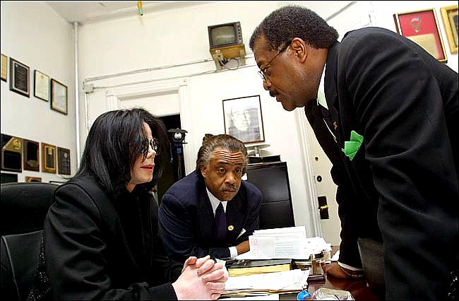 MJJCommunity's tweet photo. #MJHistory at #MJJCommunity 
In 2002, #MJ joins the #NAC to investigate #artistexploitation by major record labels supported by lawyer #JohnnieCochran and civil rights campaigner #ReverendAlSharpton https://t.co/qjZfooj1jI
