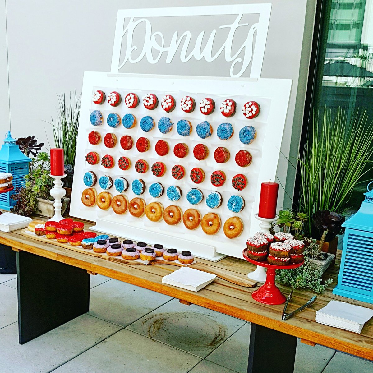 lavish_candy's tweet photo. A pool party with donuts! What a great combination ! #dessertstylist #dessertbar #donutvender #dessertstylist https://t.co/il4qvhJy1w
