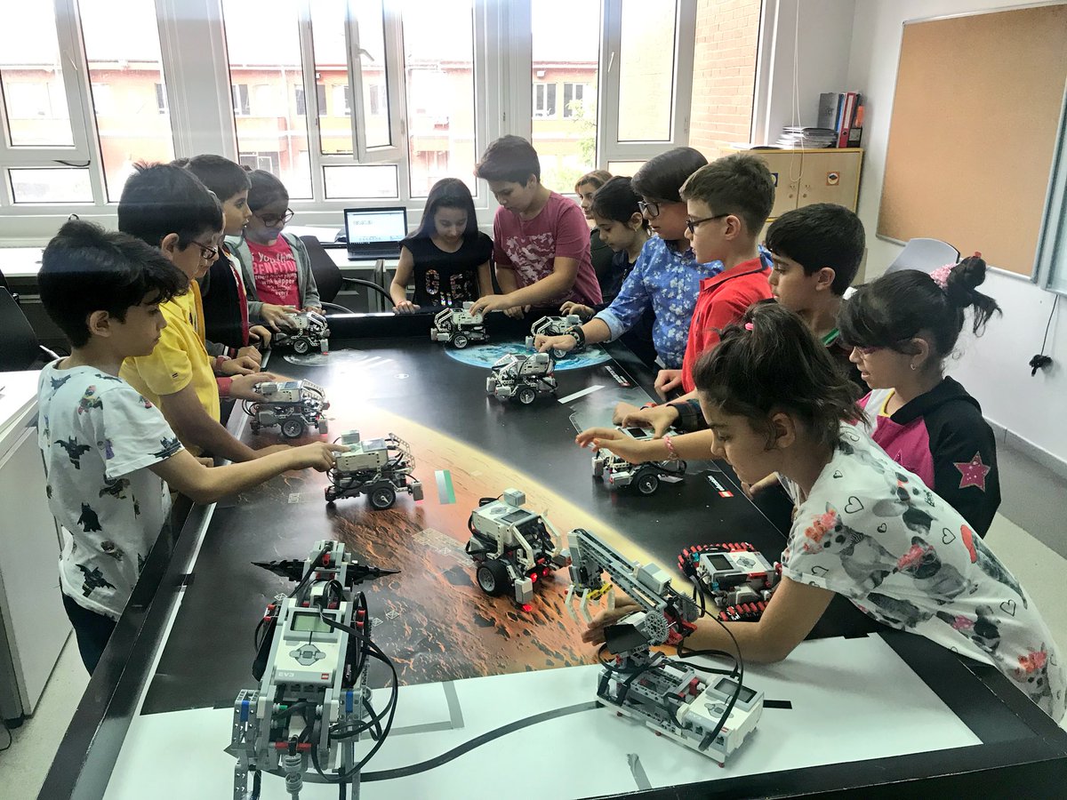 BahcesehirGA's tweet image. Bilimsel ve eleştirisel düşünme, strateji geliştirme,takım çalışması ve zaman yönetimi gibi becerilerin kazandırılmasının hedeflendiği BK Kodlama ve Robotik etkinliklerimiz, ailemize yeni katılacak 5. Sınıf öğrencilerimiz ve velilerimizle dört grup şeklinde tamamlandı. #bkegitek