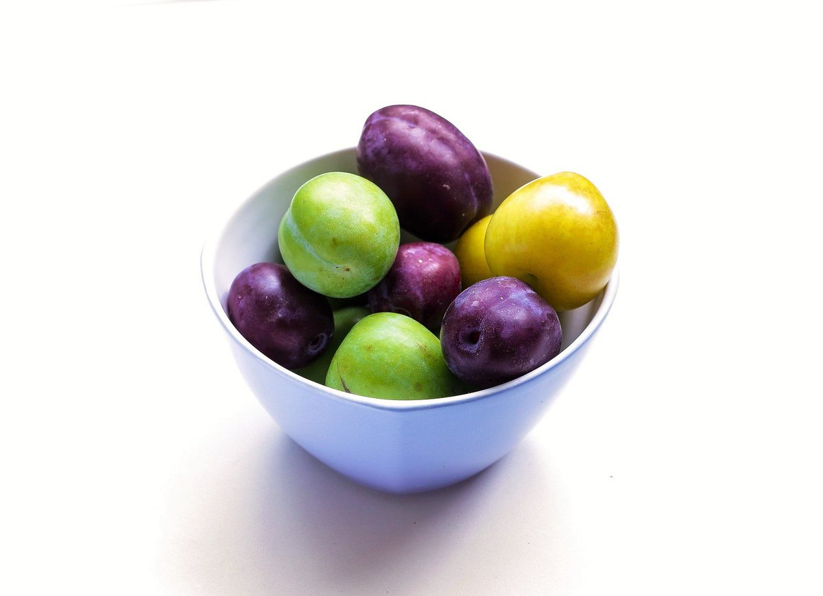 HabitSaludAgbar's tweet photo. #SabíasQué las #ciruelas, además de ser ricas en #vitaminas, son conocidas por su gran aporte de fibra alimentaria, que nos ayuda a regular nuestro tránsito intestinal? #DíadelaFruta #HábitosSaludables #FrutasDeTemporada #SumandoSalud #5aldía #SUEZempresasaludable https://t.co/EUlfpuBkWK