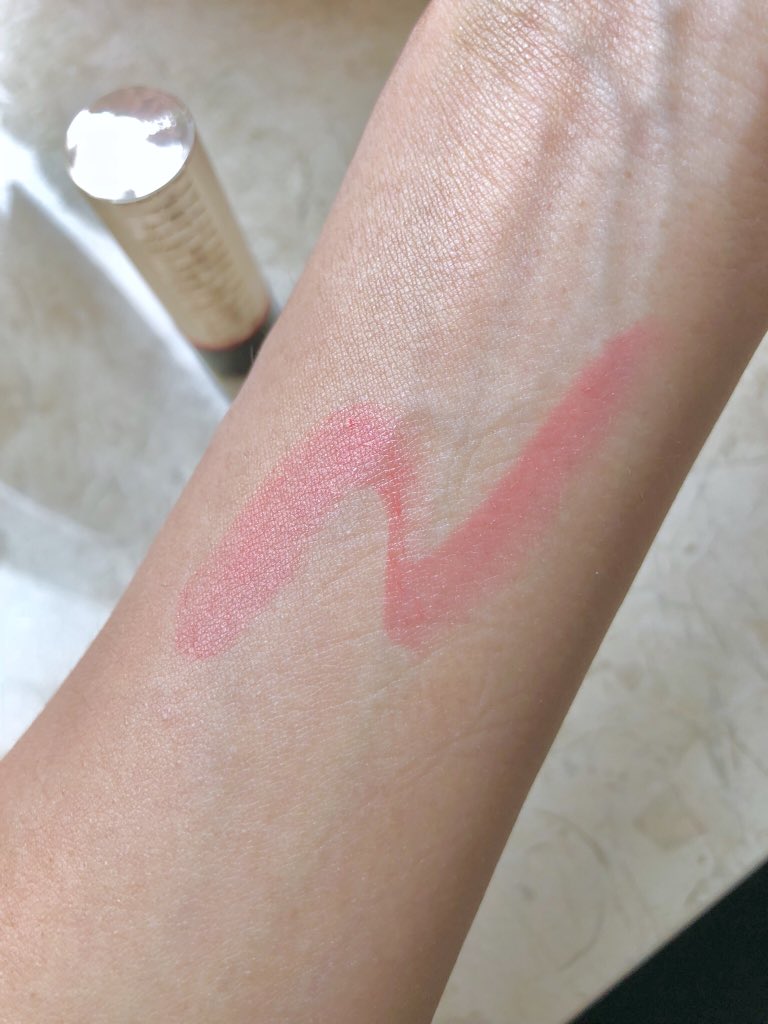 Natsuki45397932's tweet photo. #マキアージュ #ドラマティックルージュ ふんわり真珠ヴェールのルージュ💄唇を立体的に演出してくれて、さらに6時間の仕上がり持続効果も嬉しい💕
#voce #vocemagagine #VOCEST #voceリコメンド https://t.co/dd2t7mgD4G