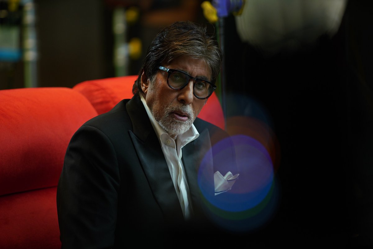 SrBachchan's tweet photo. T 2822 -" ज़िन्दगी में हर किसी को अहमियत देना है, क्योंकि जो अच्छे होंगे वो साथ देंगे और जो बुरे होंगे वो सबक देंगे।~ Ef 
give importance to all ; they that are good shall give you company, they that are bad shall give you a learning https://t.co/CI6DlZVhHC