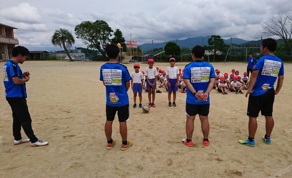 Trinitaofficial 本日 豊後大野市チャレンジデーに 大分トリニータアカデミーコーチ 4名が参加し 三重第一小学校の6年生とサッカー教室をしてきました サッカーでももちろん盛り上がりましたが 給食の時間にはコーチの恋愛話 に大盛り上がり 黒板 Trinitaofficial 本日 豊後大野市チャレンジデーに 大分トリニータアカデミーコーチ 4名が参加し 三重第一小学校の6年生とサッカー教室をしてきました サッカーでももちろん盛り上がりましたが 給食の時間にはコーチの恋愛話 に大盛り上がり 黒板