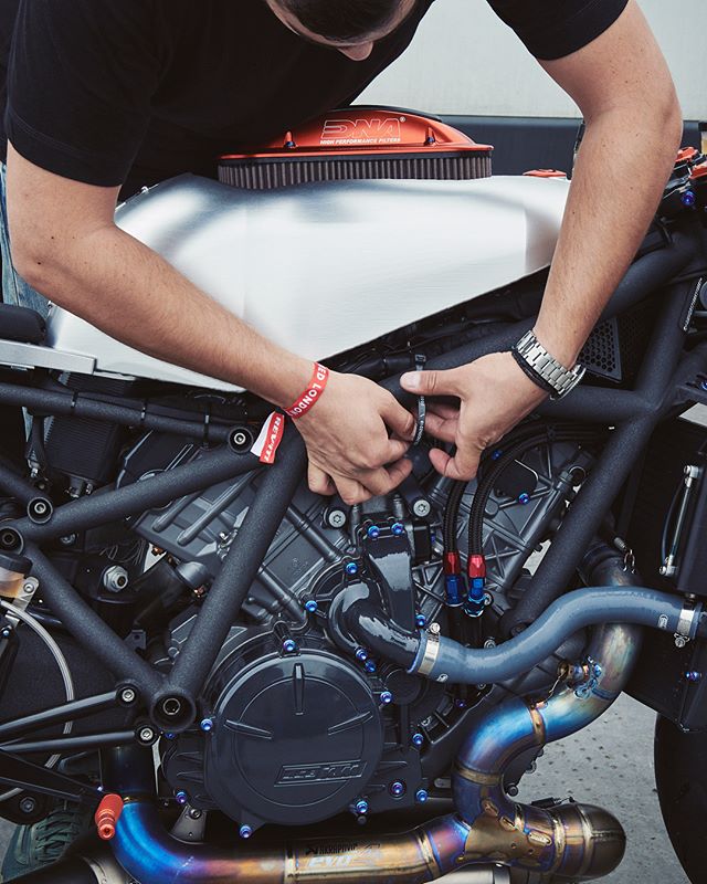 dnafilters's tweet photo. Installing the @bikeshedmc birth zip-tie on #DCR017 and getting the bike through Tobacco Dock to the special spot 👌 #bikeshedlondon2018 #dnafilters 📸 @fabioaffusophoto https://t.co/YO3FD60bnK