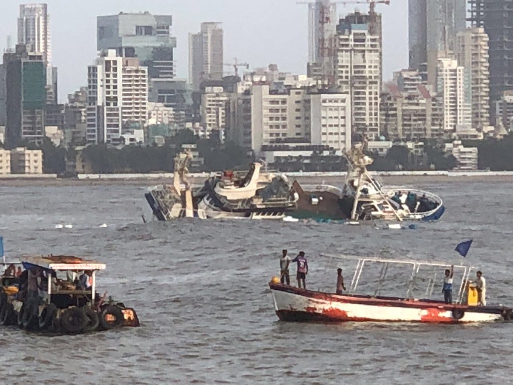 newzhit's tweet photo. #ArkDeckBar salvage ops priority @ceommb @shipmin_india as risk of MV Avior floating debris and drifting due to changing tides and currents pose serious danger to Bandra Worli Sea Link @MumbaiPolice @PMOIndia @CMOMaharashtra @saxenavipul64 https://t.co/Bo3aRPCA0z