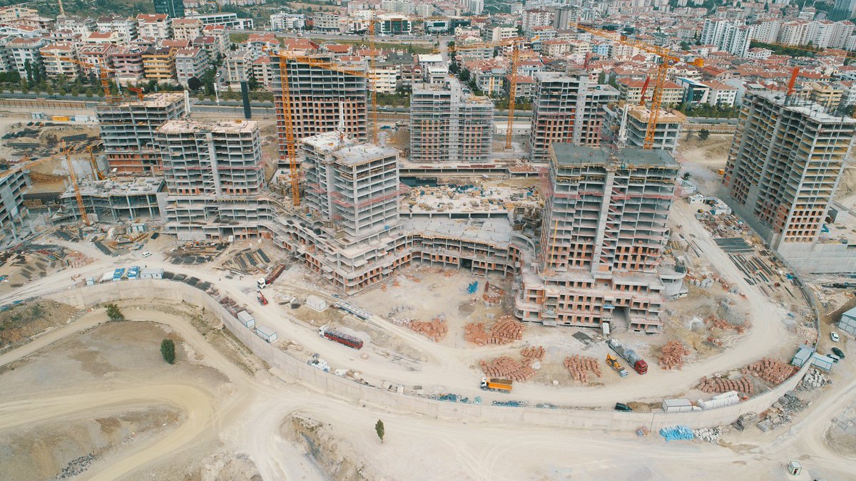 Başkent Emlak Konutları, Çankaya’nın Mühye yamaçlarında Potain kule vinçlerle yükselmeye devam ediyor.  @EmlakKonutGYOAS #potain #kulevinc #towercrane