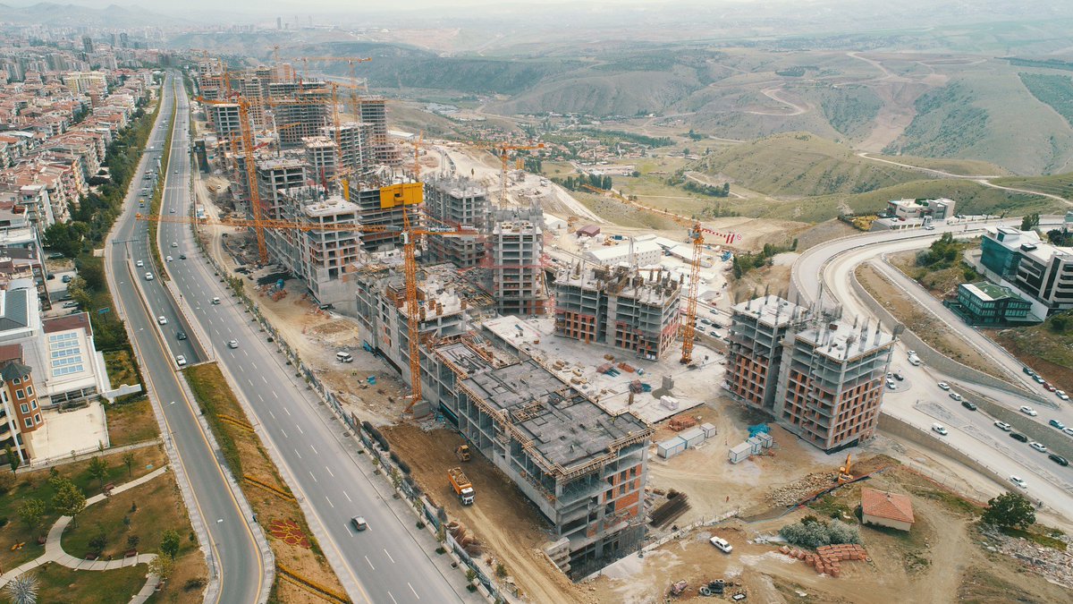 TeknoVinc's tweet photo. Başkent Emlak Konutları, Çankaya’nın Mühye yamaçlarında Potain kule vinçlerle yükselmeye devam ediyor.  @EmlakKonutGYOAS #potain #kulevinc #towercrane https://t.co/JU0hj3qGo4