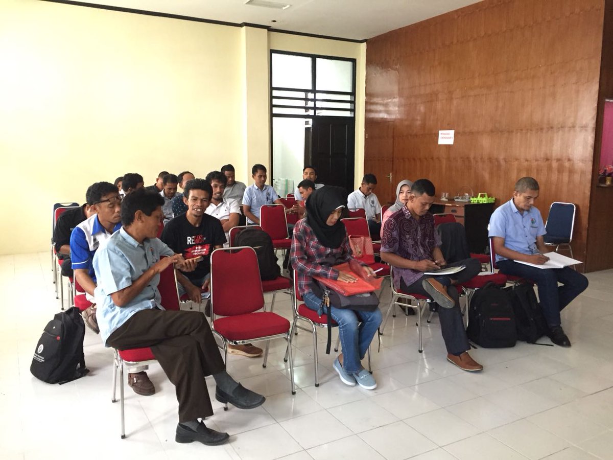 Suaid75's tweet photo. Rapat koordinasi Kabupaten Kepulauan Selayar
#JelajahDesa2018 
#TPPISelayar 
#SulSel
@jokowi 
@cakimiNOW 
@EkoSandjojo https://t.co/ZiVnn6RsD8