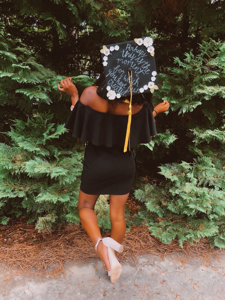 estherleighh's tweet photo. #donee👩🏾🎓🤩✌🏽 https://t.co/x81rmUeZJ3