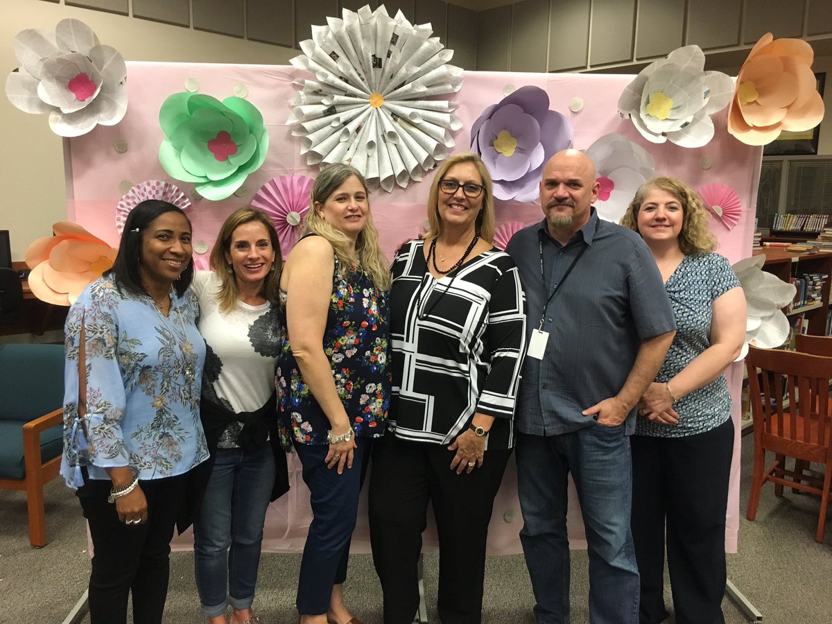 dianne_funk's tweet photo. Thanks for sharing in my retirement celebration! #bookcake #33yearsAldiine @dianne_funk @aldinelibraries https://t.co/Fj4ZObkU1c