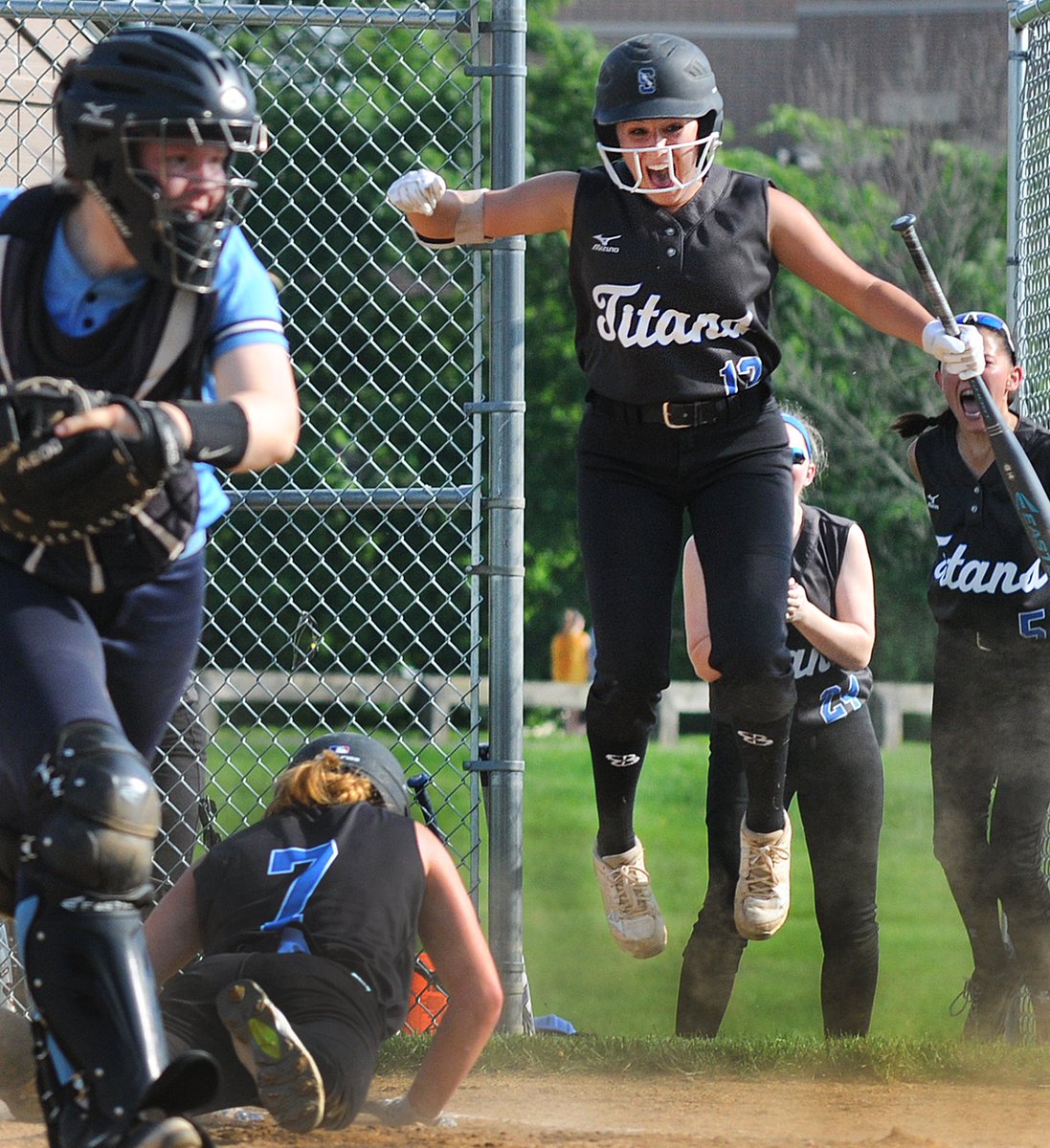 ArtGentile's tweet image. #1 seed #1CB South shut down #4North Penn's potent offense, 1-0, in a District One softball semi-final.