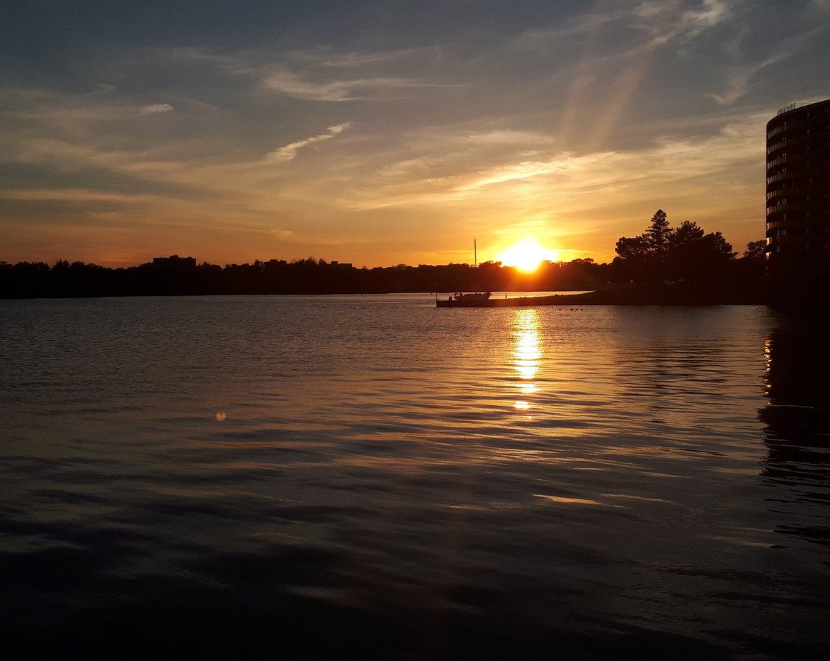 thomas_burtt's tweet photo. Good evening from Belleville Ontario 
#sunset #boating #sailing #Ontario #Canada https://t.co/bXWh8sRUEa