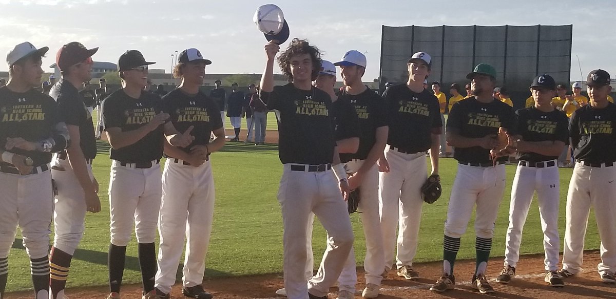 cfhs_baseball's tweet photo. Foothills Seniors
Dante DeNiro
Cole Altherr
Chris Kowalcek
#KinoBaseball
#FoothillsBaseball
#teamblack https://t.co/tK22fqC2GC