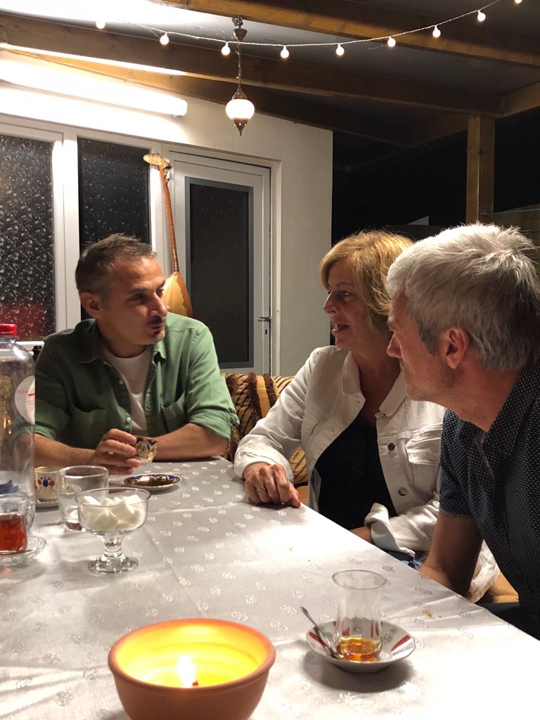 Kocakbahattin's tweet photo. Vandaag Jan Leyers &amp; Anne op bezoek gehad voor de #iftar . Van De Weg naar Mekka tot Allah in Europa de hele wereld afgereisd, genoten van een cocktail van voetbal, Islam, Christendom, Jodendom, filosofie, Turkse thee en Turkse koffie...@IftarBe #iftarmee #Ramadan https://t.co/ufuUHcEvbk