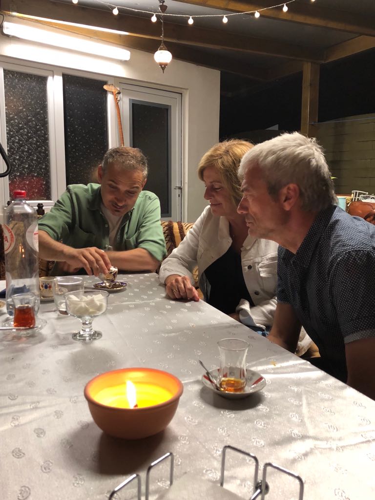 Kocakbahattin's tweet photo. Vandaag Jan Leyers &amp; Anne op bezoek gehad voor de #iftar . Van De Weg naar Mekka tot Allah in Europa de hele wereld afgereisd, genoten van een cocktail van voetbal, Islam, Christendom, Jodendom, filosofie, Turkse thee en Turkse koffie...@IftarBe #iftarmee #Ramadan https://t.co/ufuUHcEvbk