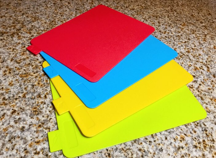 ExteriorID's tweet photo. One of my greatest paranoias is cross-contamination. I got a hold of JPTACTICAL cutting boards, each with its own color and food label, so you know which one to use. Choose green for vegetables, red for meats, yellow for fruits, and blue for seafood. 

https://t.co/rdtOtRINcj https://t.co/shtZaQbnDb