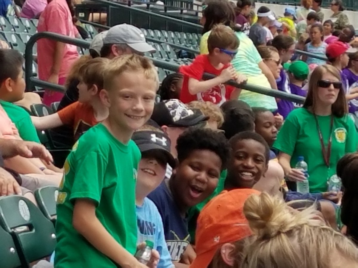 PineviewElemSC's tweet photo. Who had fun at the Fireflies game? Students didn’t let the heat stop them from having a great time. Bonus: the Fireflies won! The 🌭 was delicious and the experience priceless. #readingincentive @LexingtonTwo https://t.co/rDFwfARgyb