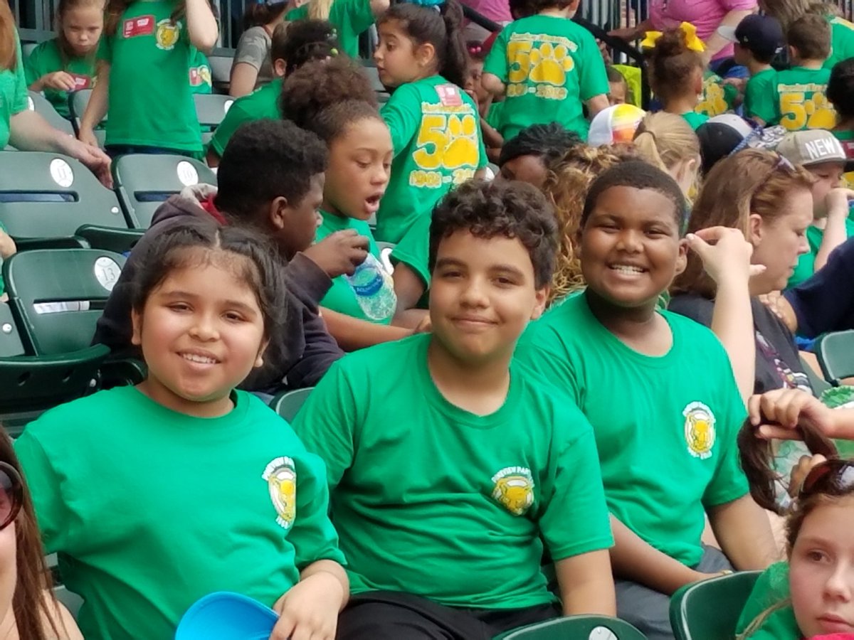 PineviewElemSC's tweet photo. Who had fun at the Fireflies game? Students didn’t let the heat stop them from having a great time. Bonus: the Fireflies won! The 🌭 was delicious and the experience priceless. #readingincentive @LexingtonTwo https://t.co/rDFwfARgyb