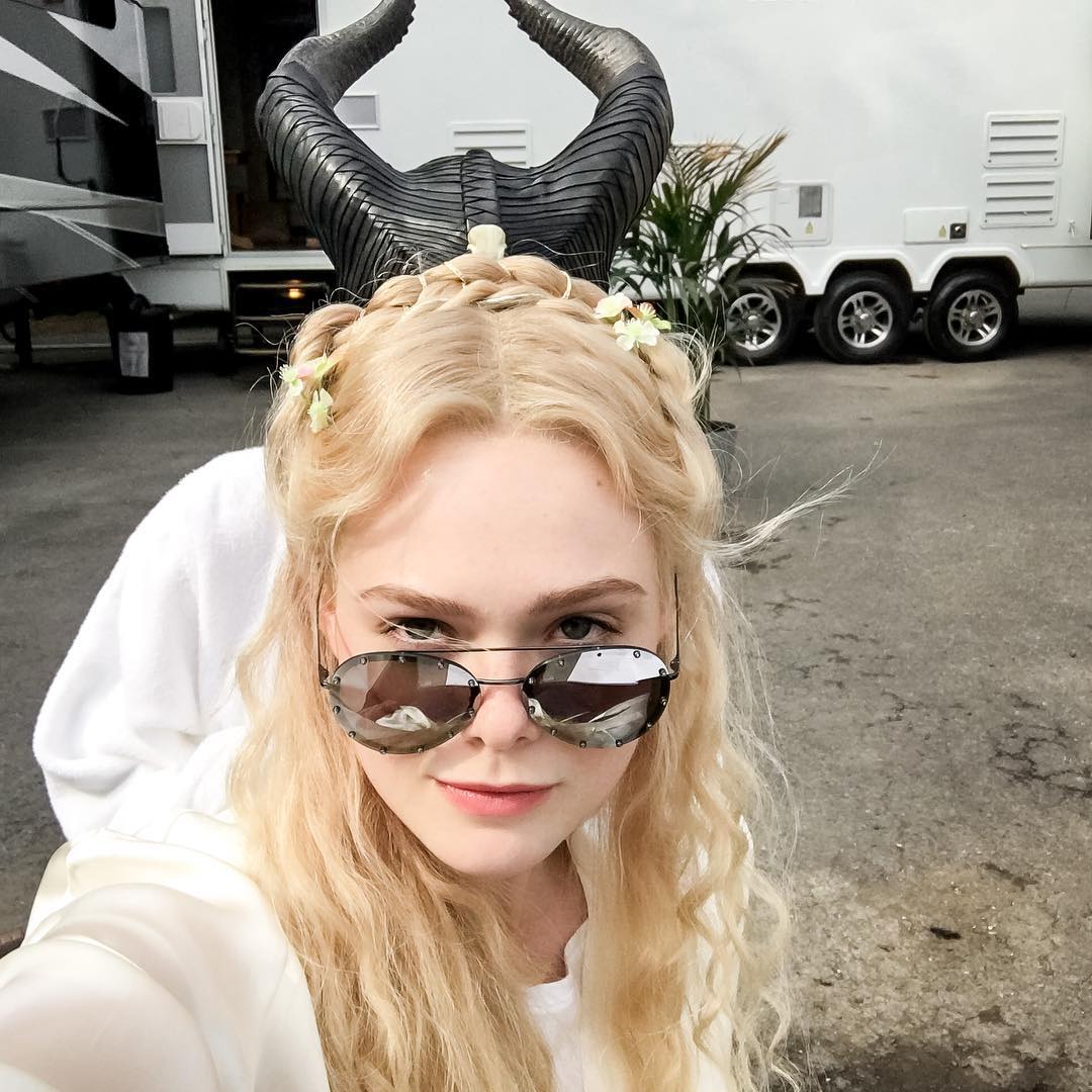 wonderarchives's tweet photo. Maleficent 2 เริ่มถ่ายทำแล้ว! ภาพน่ารักๆจากกองถ่ายของ Elle Fanning กับขุ่นแม่ Angelina Jolie ทางดิสนี่ย์ยังไม่มีการกำหนดวันฉายอย่างเป็นทางการ คงต้องรอกันต่อไปจ้า ไหนๆใครรอเรื่องนี้อยู่บ้าง ยกมือขึ้น 🙋‍♀️💕 https://t.co/MWQv3VI3HY