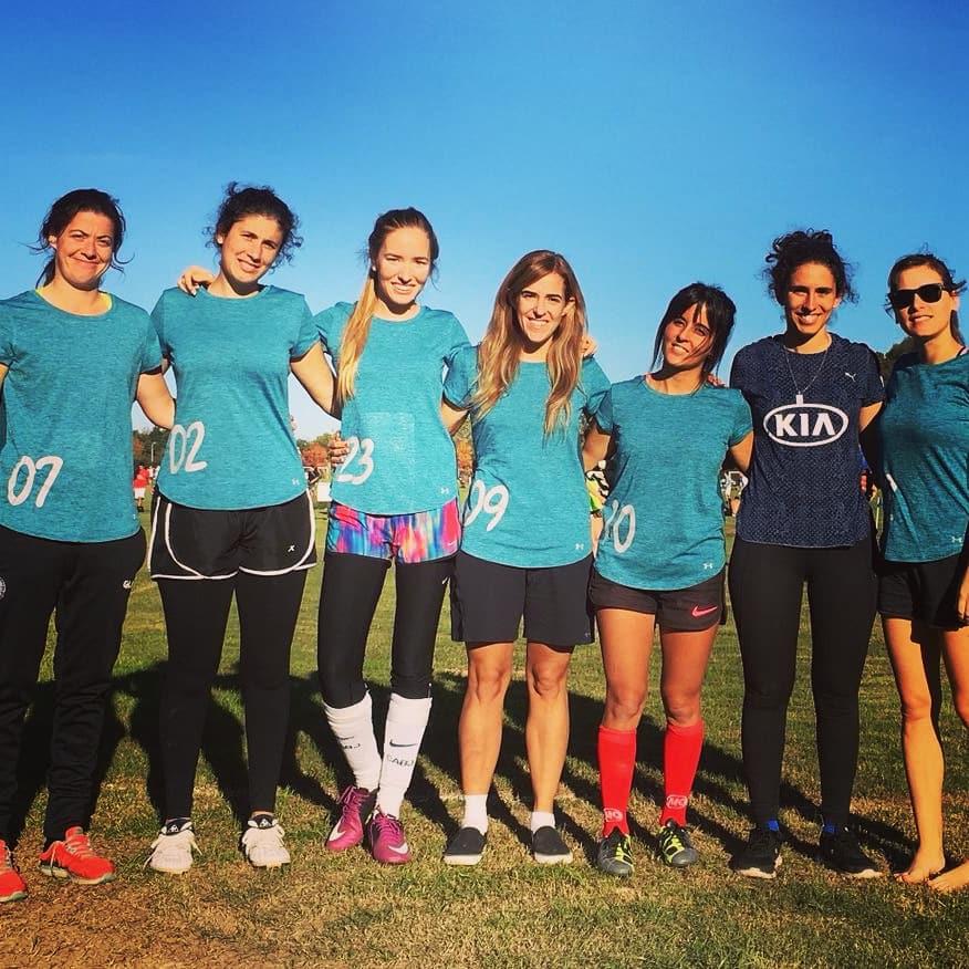 michi_ferrer's tweet photo. NOS VAMOS A RUSIA!!! Ah, no. Cierto que somos mujeres, eso es cosa de hombres. Sabor agridulce el finde largo, campeonas de la #copakia @Kia_Argentina que reúne a los mejores equipos de fútbol amateur. Premios? Ellos viaje al Mundial, ellas mochilas y remeras. Cómo??? #Rusia2018 https://t.co/8Vvsbvt68l