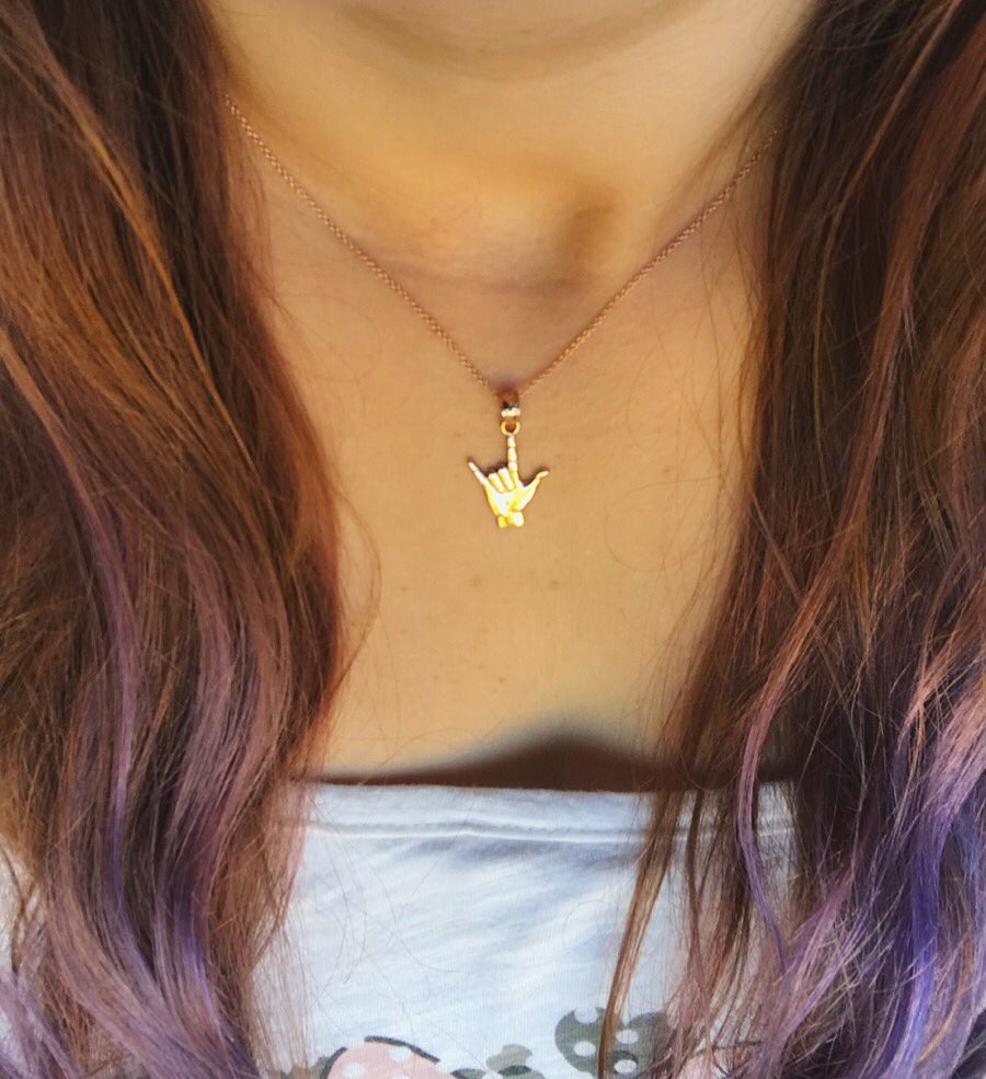 sunflowerfemmee's tweet image. Today, my niece (2) looked at my necklace and said “ZZ! That says I love you!!” 🤟 #soproud #smartbaby #learningasl #niece #aunt #zia #zz #rosegold #necklace #alwayshasaglare