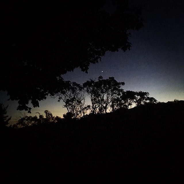 madventureco's tweet photo. Sitting by the fire listening to the spring peepers and the neighborhood bullfrog and watching the moon on one side and Venus on the other. #vermont #outdoors #greenmountains #venus #astronomy https://t.co/q0grZcbDkq https://t.co/Eb7vKKjOPe