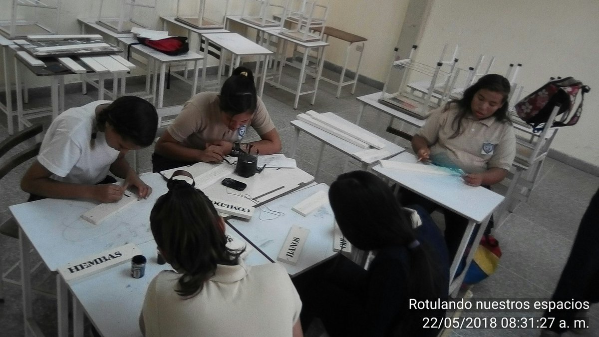 imaiz2701's tweet photo. Estudiantes de 5to año realizan la labor de rotular los espacios de nuestro plantel.
L. N. "Gran Cacique Guaicaipuro" https://t.co/9EGi6zNVN6