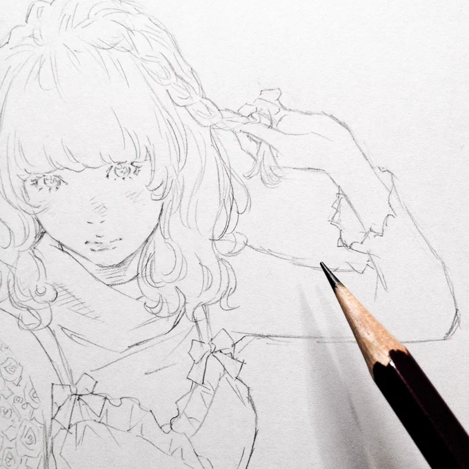 手はシルエットを決めてから、ディテールを描き込みます。シルエットの段階で間違っていると、どんな描き込みをしても違和感は拭えません。 