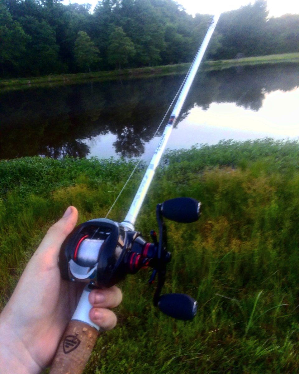 HegemanHunter's tweet photo. Broke in the @favoriterodsusa White Bird a little today after work. I gotta say this thing is VERY hard to put down!! 😍🎣 #favoriteusa 
#favoritefishing
#teamfavorite https://t.co/RnfI1naV3n
