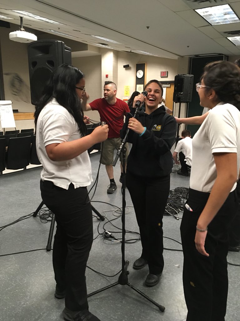 STL_SHSM's tweet photo. SHSM students tackle learning how to set up sound equipment. Thank you to JustBGraphic for a very engaging and hands-on workshop! @PathwaysYCDSB @KDPathways @ycdsb #stlchs https://t.co/O3vGo40AjB