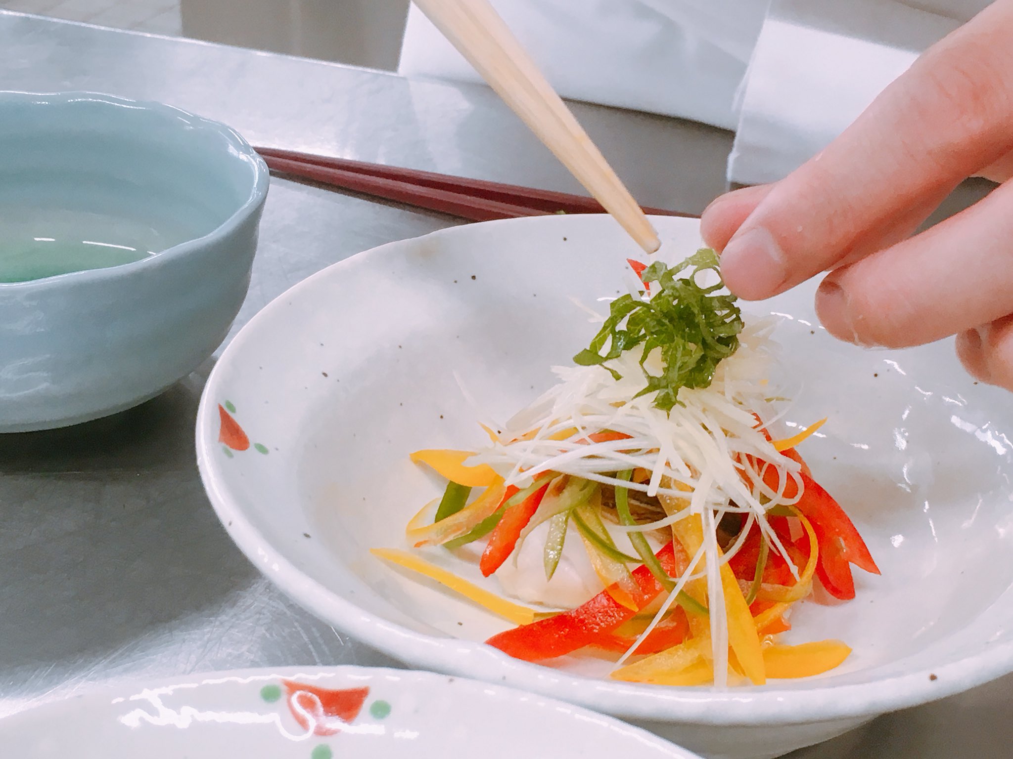 東日本調理師専門学校 東調 鯛の塩焼き香味油かけ 前の授業で鯛のさばき方を学び 本日の実習でさらに新しい料理を教わりました 鯛に乗せている野菜も長さ 細さを均等に切るように教え 見た目も綺麗な料理に仕上げるよう教えてますよ T Co