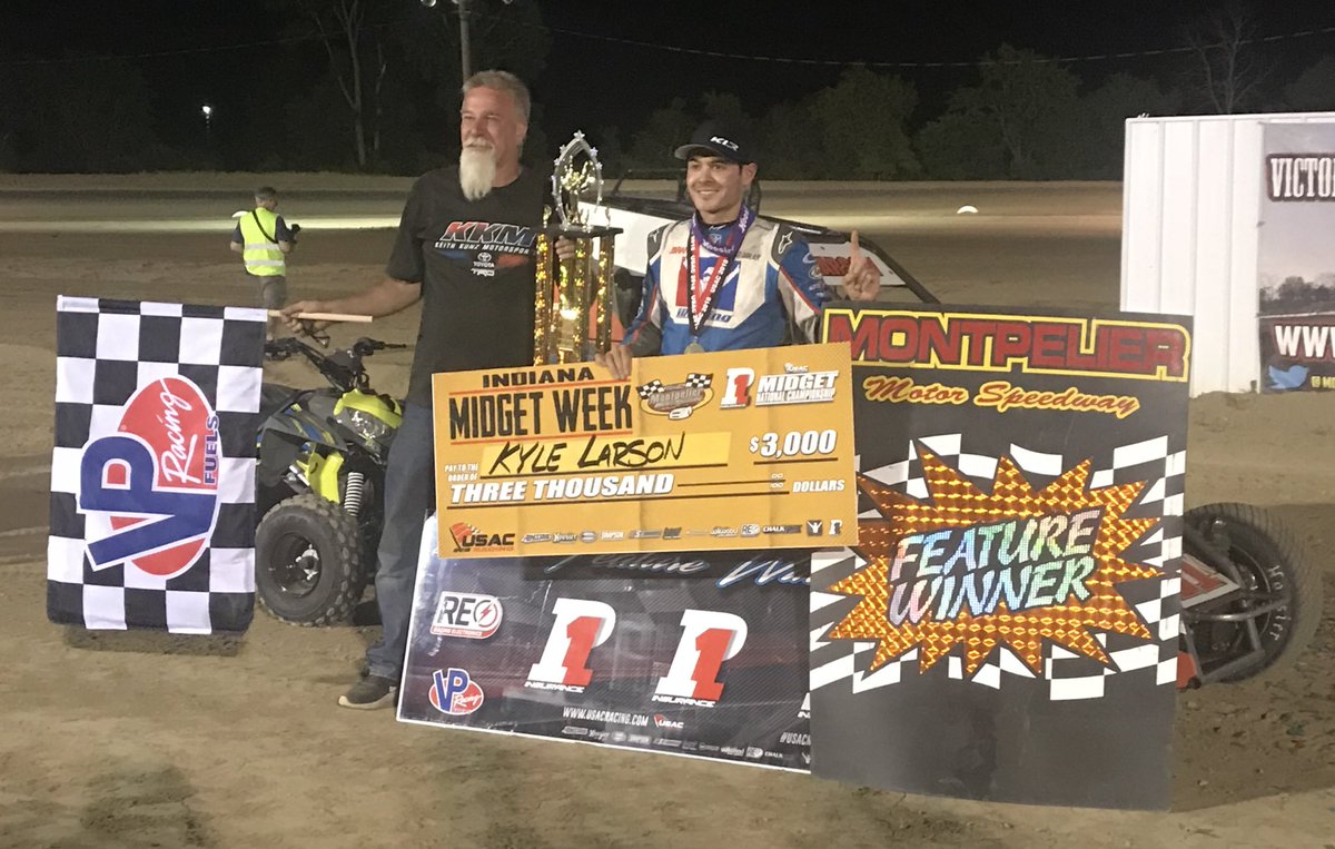 ShopKyleLarson's tweet image. Winner winner! @KyleLarsonRacin picks up the W tonight at @MontpelierTrack! #MidgetWeek ☝🏼😁🏁