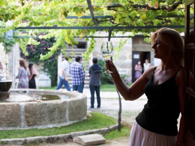 El sabor de <a href="/Rias_Baixas/">D.O. Rías Baixas</a> de los preferidos por los enoturistas. La ruta por la denominación de origen #RíasBaixas supera los 115.000 visitantes. bit.ly/2sp4t3s 
<a href="/Turgalicia/">Turismo de Galicia</a> 
#DameGalicia #Enología