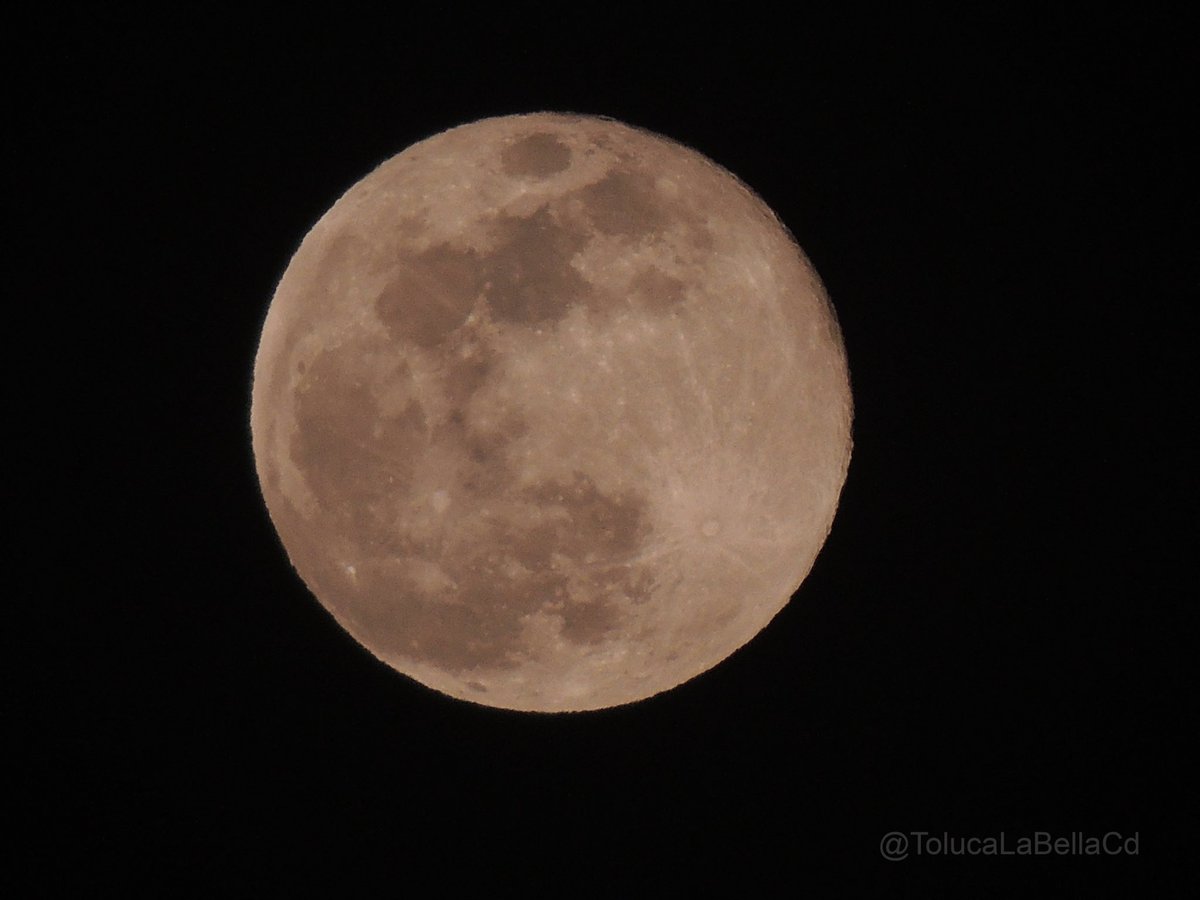TolucalaBellaCd's tweet photo. Ya tenía mucho que no les compartíamos una luna toluqueña. Así que aquí tienen la de hoy 29 de Mayo de 2018.
¡Que hermosa se ve la luna desde el Valle de Toluca! https://t.co/y6uOU2EYhH