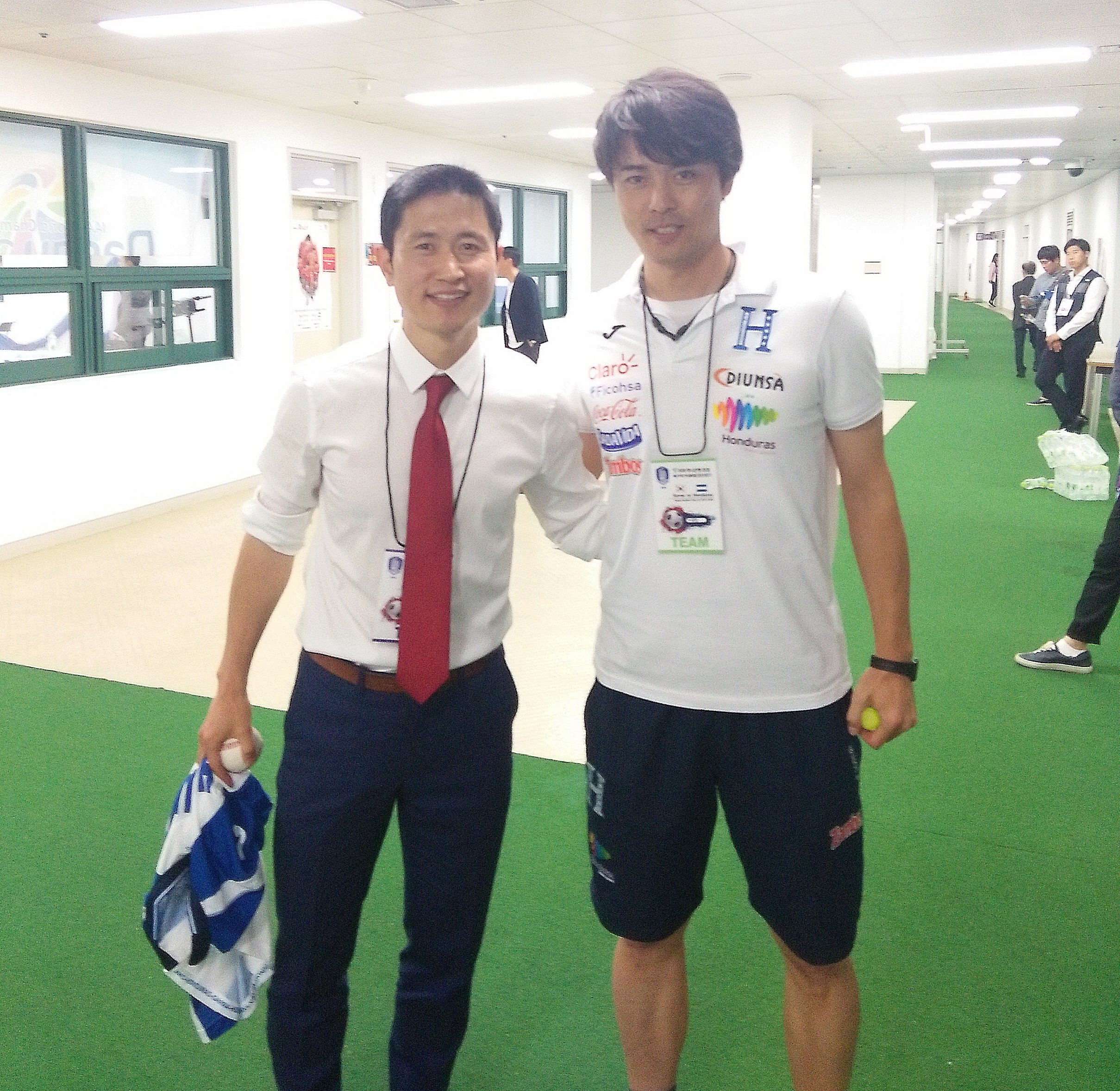 山野陽嗣 Yoji Yamano 韓国戦後 更衣室に帰ってからもホンジュラス代表選手が 韓国代表選手のユニをもらってきて欲しい こちらのユニと交換 と頼んできた しかし韓国代表の更衣室に行く事はできない 困ってると韓国サッカー界のレジェンド イ