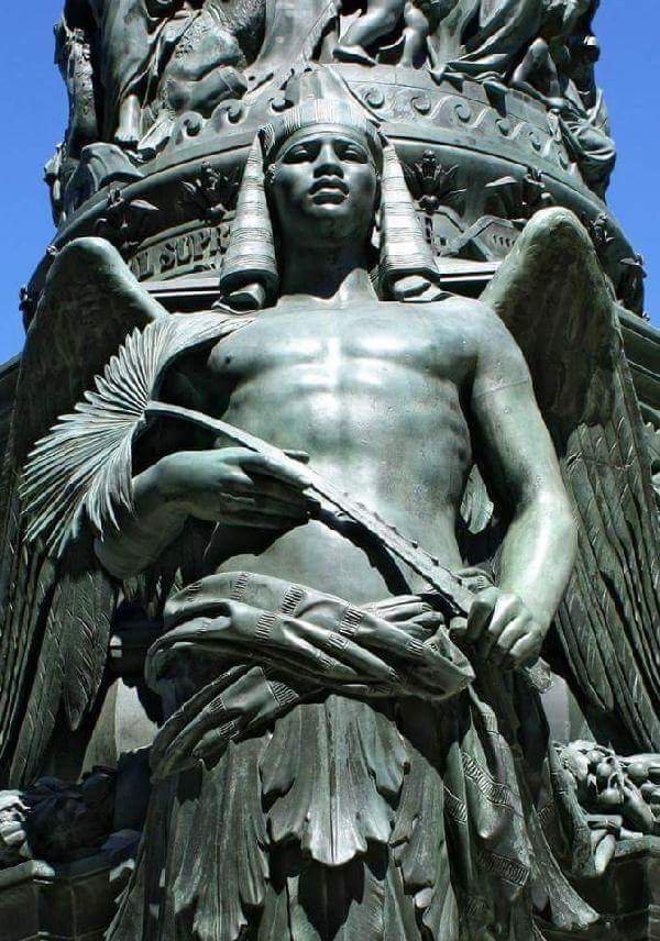 "ثريد"
عظيم كوش الملك تهارقا بن بعانخي الأسرة (٢٥) الكوشية، ملك #السودان و #مصر

الصورة لتمثال الملك...