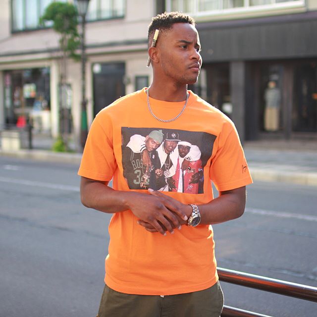 Xtr Crew Lafayette X Johnny Nunez Mobb Deep Nas Tee Orange 現代のhip Hop界でトップフォトグラファーとして君臨するジョニー ヌネズとのコラボレーションアイテム 彼が撮影したmobb Deepとnasが肩を組む貴重な写真を使用したフォトtee T Co