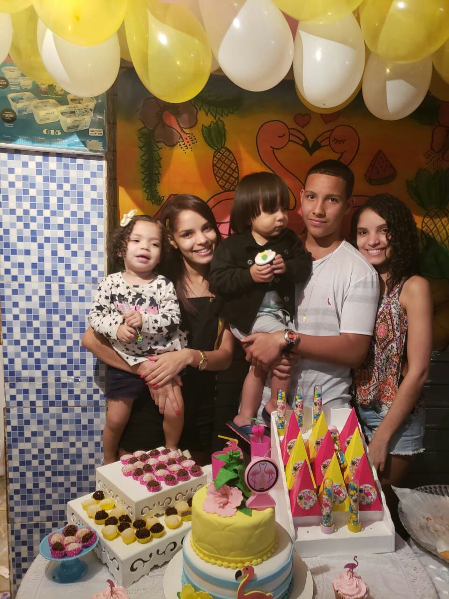 Patrick22silva's tweet photo. Parabéns primas, tudo de bom pra vocês, que vocês consigam realizar todos os seus sonhos, que vcs duas continua sendo essa pessoa boa que vocês são, parabéns pra minhas primas gêmea 🎊🎉
#Faz23 https://t.co/3GjhRPxSGk