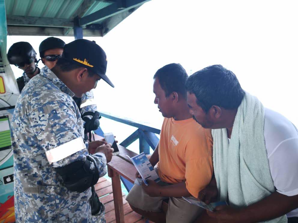 HQ Eastern Fleet (@mpa_timur) on Twitter photo Usaha berterusan #NavyPeople Armada Timur mendekati komuniti maritim termasuk pelancong luar negara bagi memberikan penerangan Aplikasi <a href="/erakamk3m/">Aplikasi Mobile K3M</a> di Pulau Mantanani Sabah, bukti #keselamatan negara keutamaan #TLDM. <a href="/tldm_rasmi/">Royal Malaysian Navy</a> <a href="/mykamarul/">Kamarul</a> <a href="/syedzahirputra/">VAdm Syed Zahiruddin</a> Usaha berterusan #NavyPeople Armada Timur mendekati komuniti maritim termasuk pelancong luar negara bagi memberikan penerangan Aplikasi <a href="/erakamk3m/">Aplikasi Mobile K3M</a> di Pulau Mantanani Sabah, bukti #keselamatan negara keutamaan #TLDM. <a href="/tldm_rasmi/">Royal Malaysian Navy</a> <a href="/mykamarul/">Kamarul</a> <a href="/syedzahirputra/">VAdm Syed Zahiruddin</a>