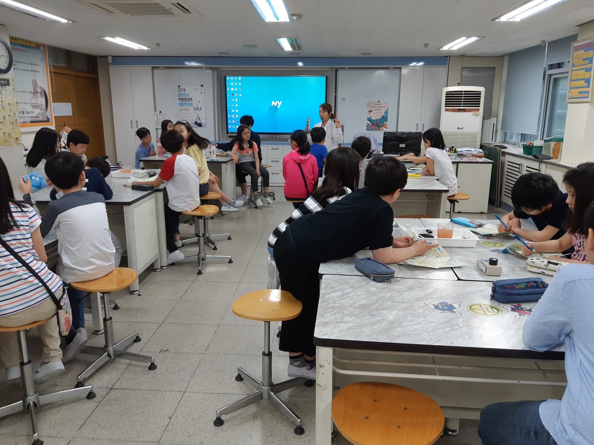 #성남시 정수과 수돗물과학교실~!

초등학교에 방문하여 수돗물이 만들어지는 과정도 알아보고~
재미있는 실험도 잔뜩!!!

집중~하고 수업듣는 학생들이 너무 예쁘네요~^^