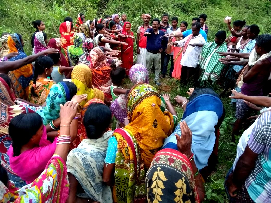 dwsmbpd's tweet photo. #ZSBP #SwachhBharat Guha ru Muha Jatra on 2nd Day of CLTS Training (28.5.2018-1.6.2018)-Triggering to the villagers by using CLTS tools at Nodhna GP under Kuliana Block,Mayurbhanj @PRDeptOdisha @paramiyer_ @VRadhaIAS @roopamishra77 @sbmodisha @odisha_zsbp @vineetias https://t.co/fuf0lJVG3Q