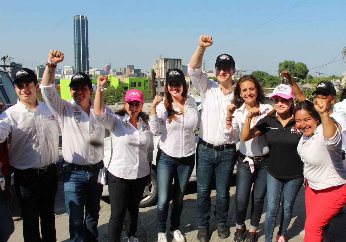 AlhinnaVargas's tweet photo. Recibimos con gran entusiasmo a nuestra Secretaria General del CEN Claudia Ruiz Massieu, en la que de forma cercana a la gente todos los candidatos por Monterrey encabezados por Adrián de la Garza #TransformandoMonterrey. https://t.co/OU8yLD7jLp