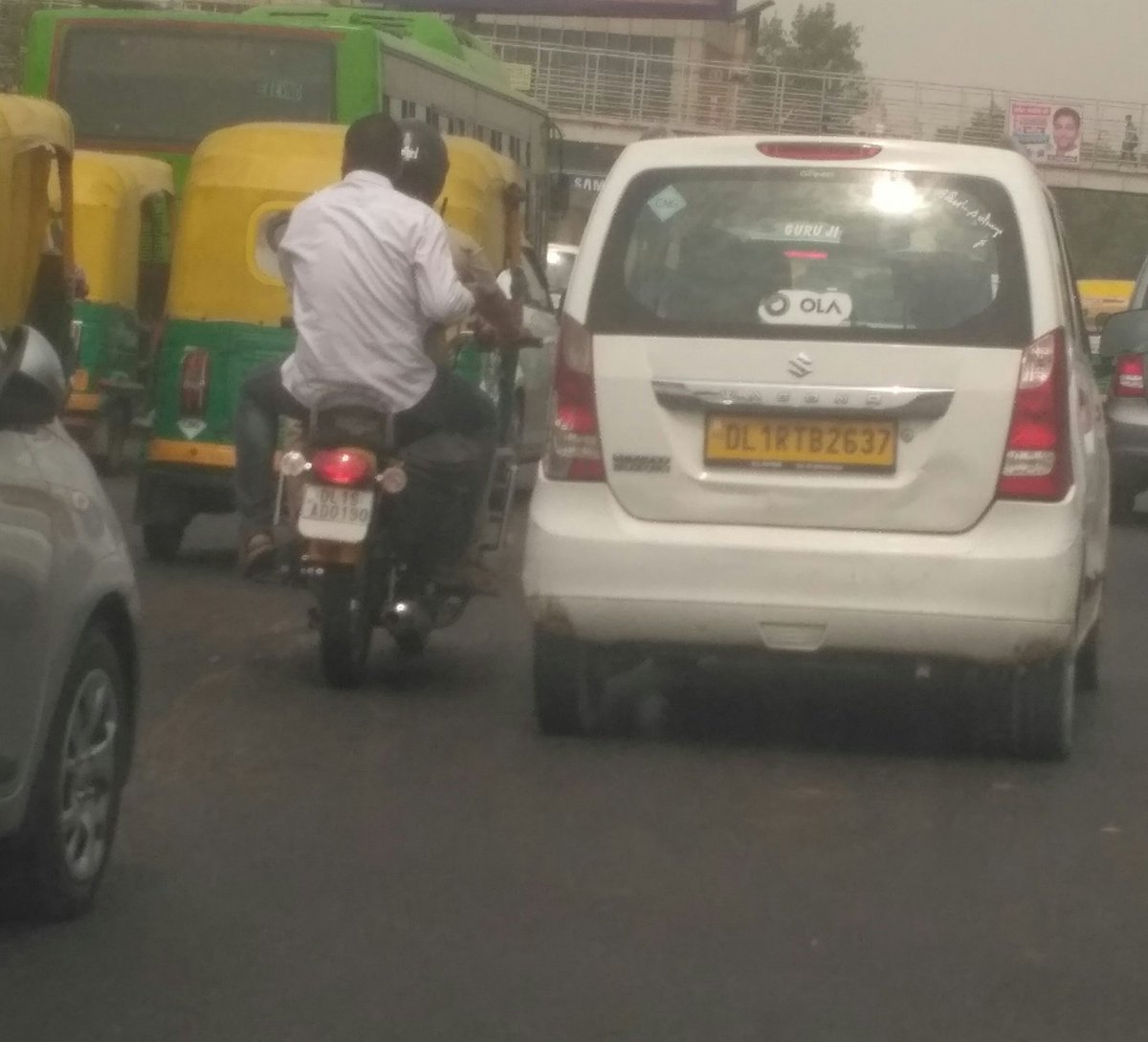 baliyan_sachin's tweet photo. When law makers become law breakers #caughtwithouthelmet
30 May 2018
Near AIIMS
10.00am
Helmet is more cheaper, Life is very costly. https://t.co/BOVojD5M6e